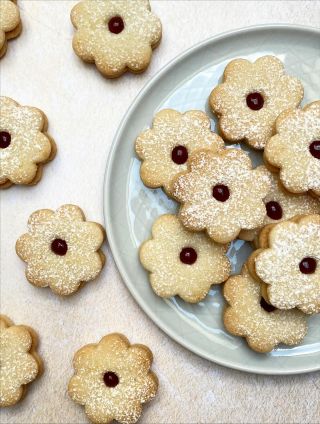 Bezlepkové vegan cukroví V létě jsem tu trošku naznačovala, že testuji recepty na bezlepkové vegan recepty a že bych z...