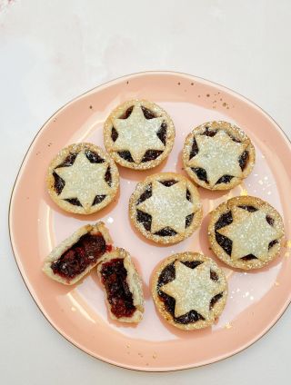 Bezlepkové vegan Mince pies Jak už jsem určitě někde zmiňovala, nejsem moc fanda vánočního cukroví a většinu svého života...
